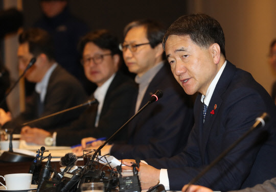 박능후 보건복지부 장관이 서울 중구 플라자 호텔에서 열린 2019년도 제1차 국민연금기금운용위원회에서 인사말을 하고 있다.  연합뉴스
